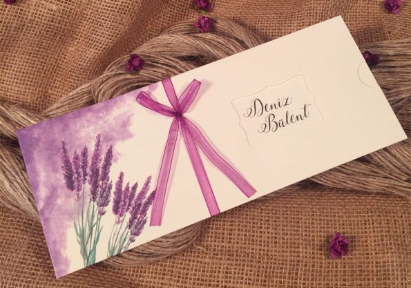 Invitatii nunta crem lila cu fori si panglica 24.1 x 9.8 cm