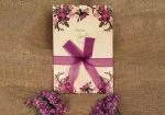 Invitatii nunta flori si panglica mov 14 x 20.7 cm