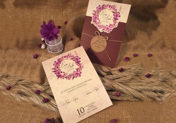 Invitatii nunta model floral coronita 14 x 20.8 cm