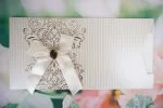 Invitatii nunta linii si elegante aurii fundita cu pietricica 24 x 11.7 cm