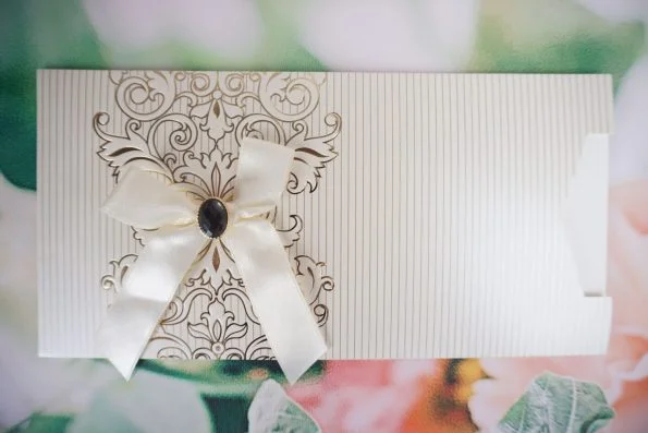 Invitatii nunta linii si elegante aurii fundita cu pietricica 24 x 11.7 cm