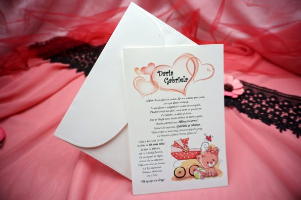 Invitatii botez  cu pisicuta langa carucior si inimioare 13.5 x 20 cm