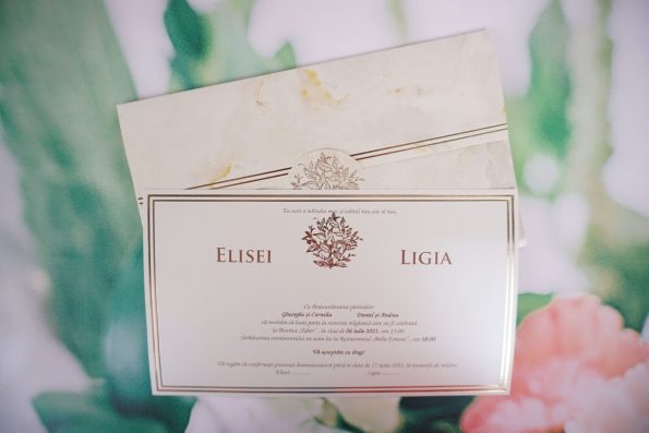 Invitatii nunta carton sidefat cu striatii si marginii aurii 23.7 x 13.8 cm