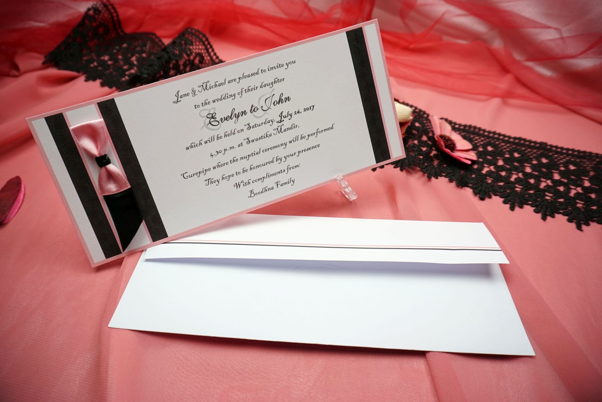 Invitatii nunta accesorizate cu fundita 24.5 x 10.5 cm Invitatii nunta accesorizate cu fundita 24.5 x 10.5 cm