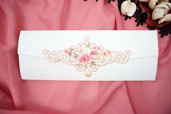 Invitatii nunta model floral si perla sub forma de inimioara 24 x 9 cm