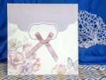 Invitatii de nunta din carton mat cu model floral si fluturas si fundita pentru nume familii 17 x 17 cm