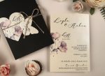 Invitatii nunta lucios model floral inimioara snur cu fundita si fluturas 13.7 x 20 cm