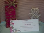 Invitatii nunta din carton mat decorate cu flori si carton exterior lucios fundita 25 x 10.5 cm