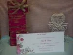 Invitatii nunta din carton mat decorate cu flori si carton exterior lucios fundita 25 x 10.5 cm