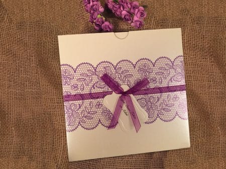 Invitatii nunta model mov dantela cu panglica 16.6 x 16.6 cm