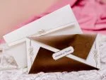 Invitatii nunta model auriu pe lateral 21.5 x 11 cm
