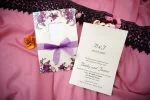 Invitatii nunta flori si panglica mov 14 x 20.7 cm