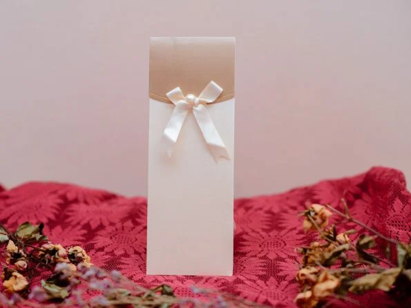 Invitatii nunta crem aurie cu fundita satinata  25 x 9 cm
