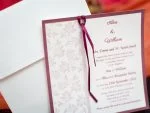 Invitatii nunta albe cu panglica magenta 15 x 15.5 cm