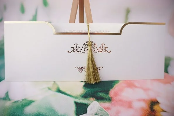 Invitatii nunta albe ciucuri aurii matase text personalizat 27 x 9.8 cm