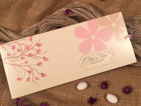 Invitatii nunta carton lucios cu striatii si panglica crem 24.1 x 10.3 cm