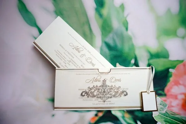 Invitatii nunta buzunar plastic auriu perluta 25.6 x 10.8 cm