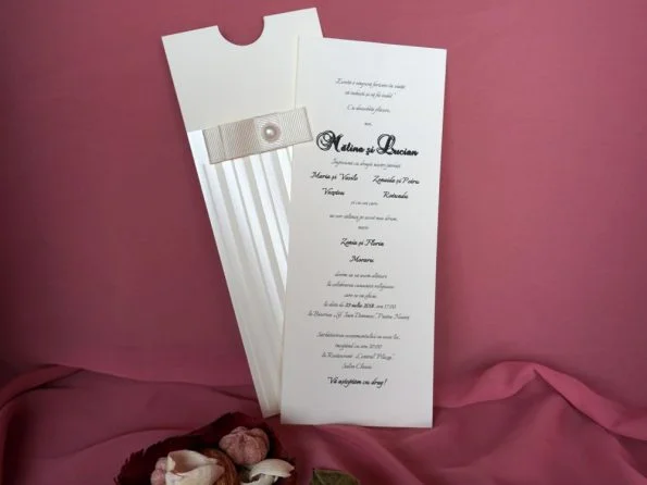 Invitatii nunta crem cu fundita cu perluta 10 x 25 cm