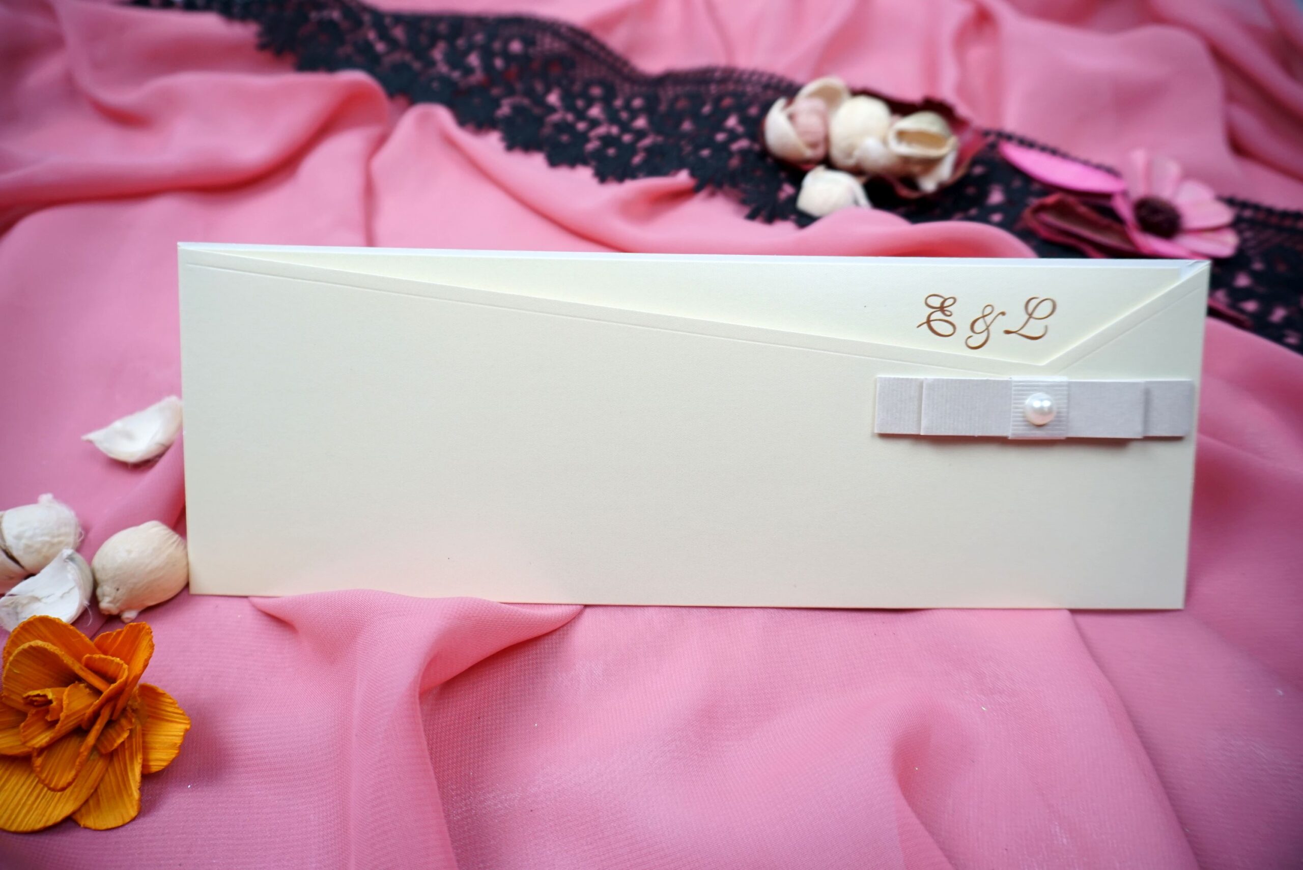 Invitatii nunta crem elegante cu perla 27.4 x 9.5 cm