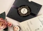 Invitatii nunta alb negre cu model auriu clasic 19 x 18.8 cm