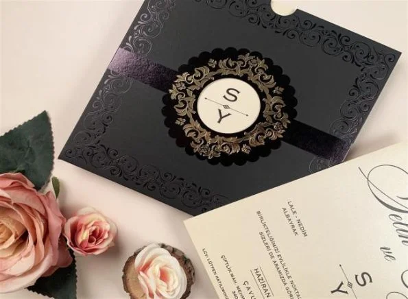 Invitatii nunta alb negre cu model auriu clasic 19 x 18.8 cm