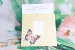Invitatii nunta plic cu imagine zid caramida galbena 16 x 16 cm