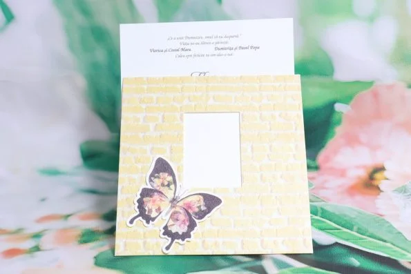 Invitatii nunta plic cu imagine zid caramida galbena 16 x 16 cm