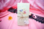 Invitatii nunta albe model floral 10.5 x 21 cm
