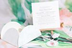 Invitatii nunta crem plic cu model floral si panglica 13.5 x 13.5 cm