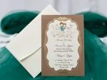 Invitatii nunta maro aurii cu doi miri pe bicicleta 13.5 x 19.5 cm