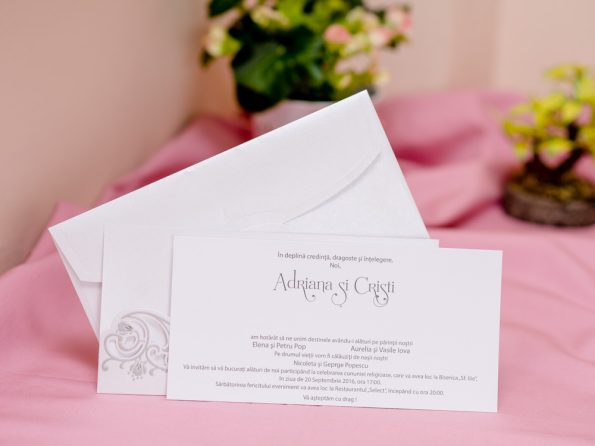 Invitatii nunta cu model argintiu in relief tip buzunar 10.5 x 21 cm