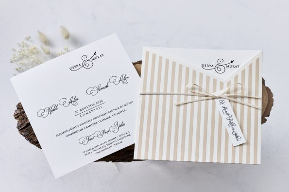 Invitatii nunta cu dungi crem si fundita 16 x 17 cm