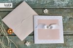 Invitatii nunta albe accesorizate cu panglica si perla 15 x 15 cm