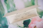 Invitatii nunta simple cu linii aurii 25 x 23 cm