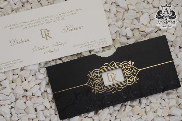 Invitatii nunta alb negru auriu modele personalizate decupaje initiale plicuri buzunar 25 x 11 cm