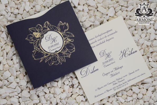 Invitatii nunta carton mat striatii plic tip buzunar decupaj initiale mirilor 17.5 x 17.5 cm
