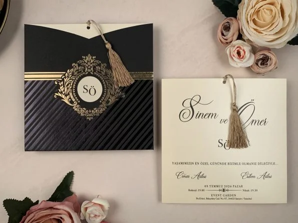 Invitatii nunta de lux crem negru lucios cu ciucuras matase 19 x 19 cm