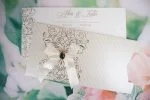 Invitatii nunta linii si elegante aurii fundita cu pietricica 24 x 11.7 cm