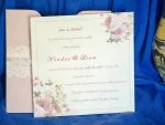 Invitatii nunta plic roz si model trandafiri 16 x 16 cm