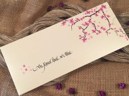 Invitatii nunta crem plic tip buzunar model flora cires 24.1 x 10.1 cm