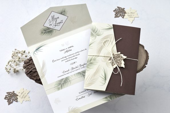 Invitatii nunta maro cu alb si model floral verde 20 x 32 cm