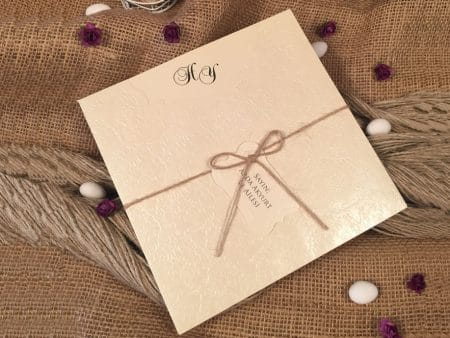 Invitatii nunta crem model in relief cu sfoara 17.5 x 17.3 cm