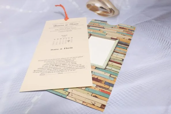 Invitatii nunta carton sidefat vintage multicolor cu decupaj 10.5 x 22 cm