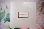 Invitatii nunta carton mat relief cu striatii si plic tip buzunar 20 x 20 cm
