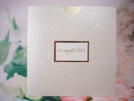 Invitatii nunta carton mat relief cu striatii si plic tip buzunar 20 x 20 cm