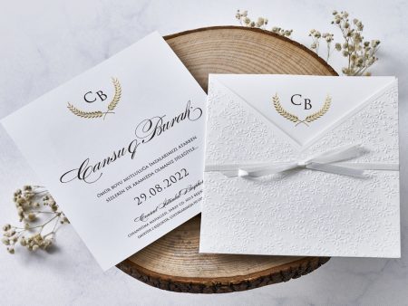 Invitatii nunta alb cu auriu in relief si panglica satin 16.5 x 17 cm