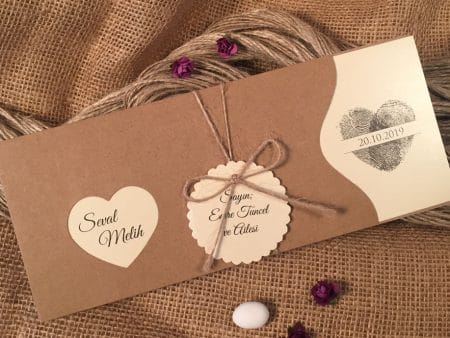 Invitatii nunta crem maro model cu inimioara 24.1 x 9.9 cm