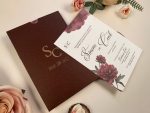 Invitatii nunta decor floral rosu sfoara cardulet 13.5 x 20.5 cm