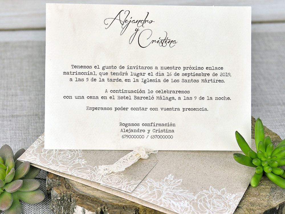 6b0819bc-1 Invitatii de nunta patrate cu plic kraft si model floral alb 15x15