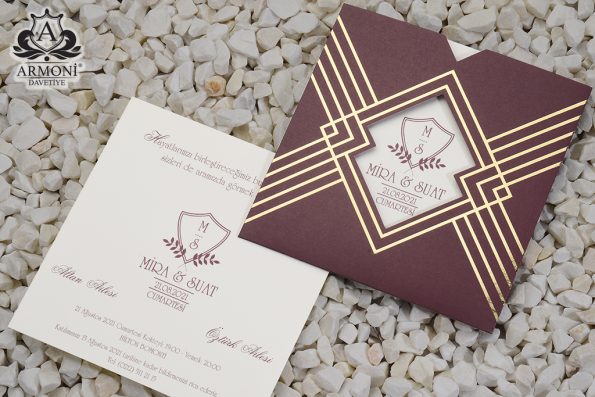 Invitatii nunta carton mat cu detalii aurii si decupaj 17.5 x 17.5 cm